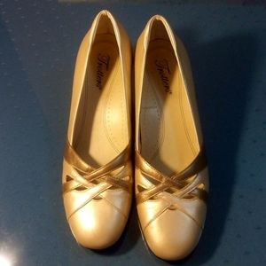 Trotters Two Tone Gold 1 1/2 inch Heel 8.5M